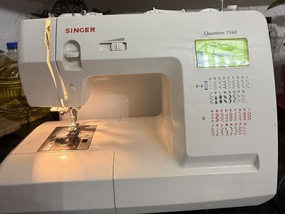 Singer Quantum 7360 Sewing Machine Case Included