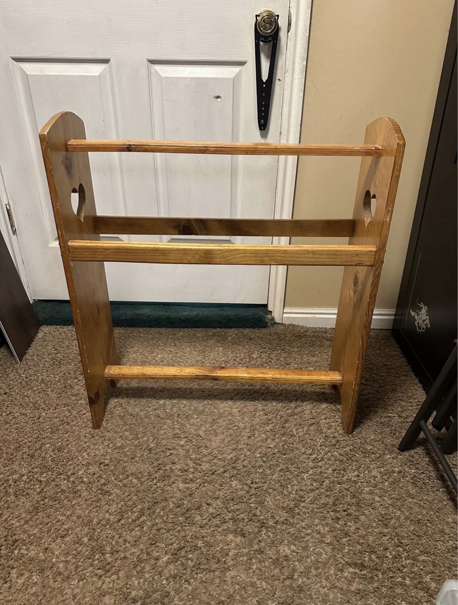 Wood quilt/ blanket stand with heart details