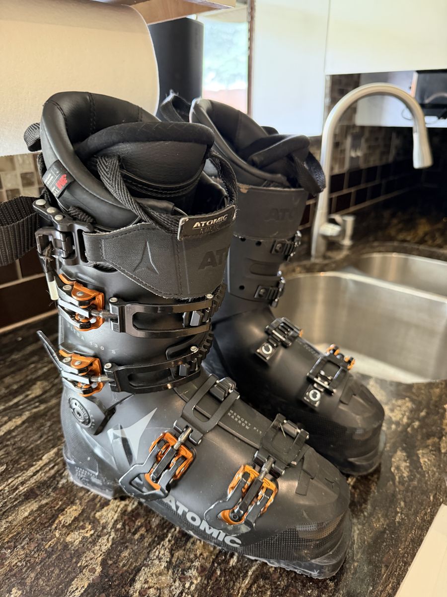 Atomic hawx ultra 130 ski boots size 25/25.5