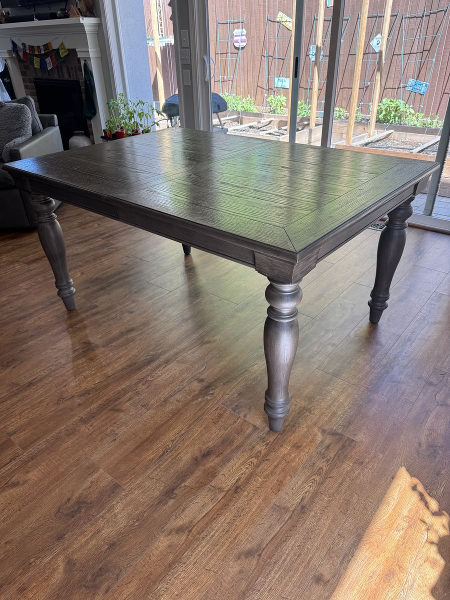 Dining table w/ leaf