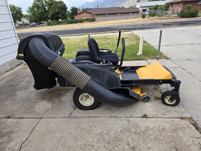 Riding lawn mower. Zero turn