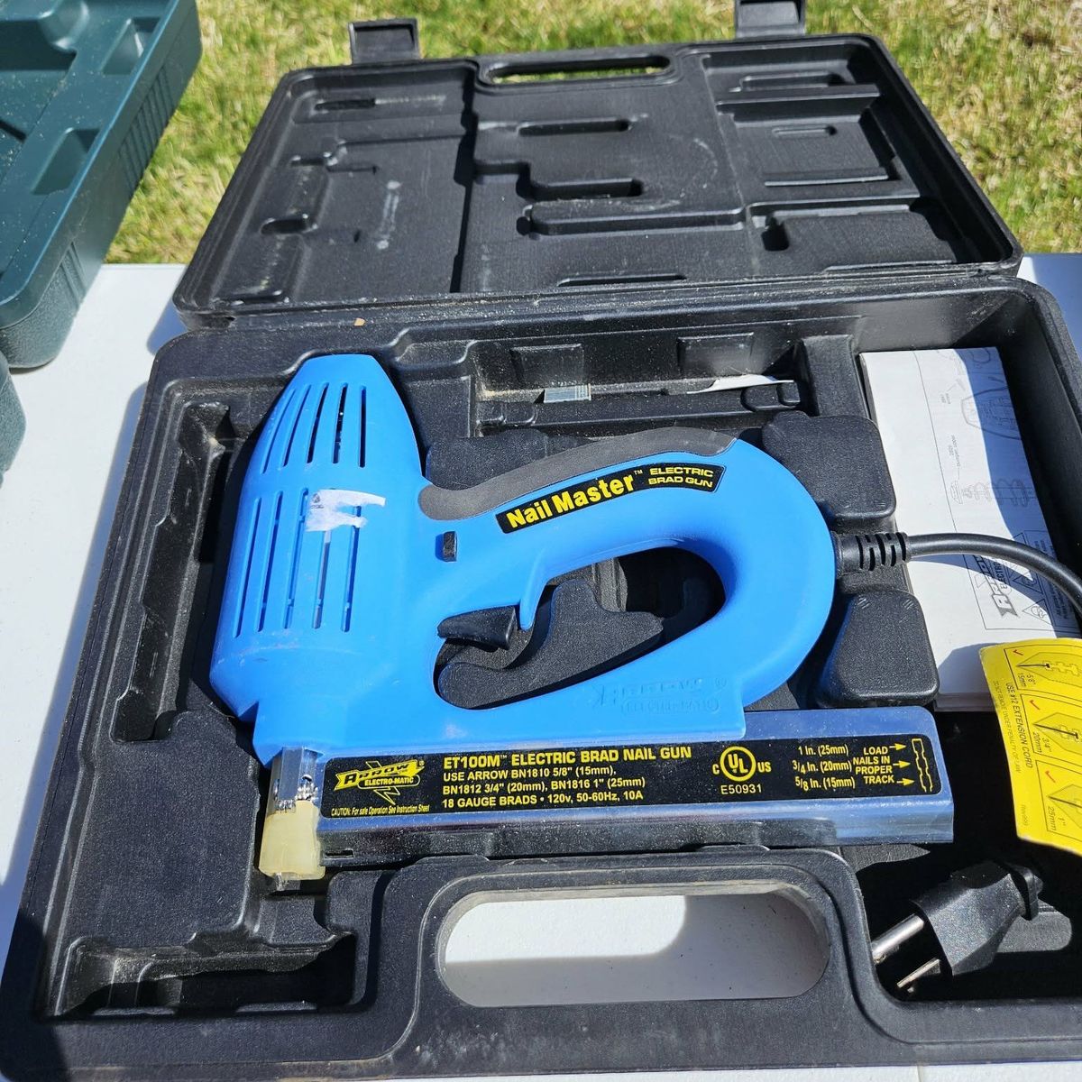 Arrow ET100M Electric Brad Nail Gun with Case
