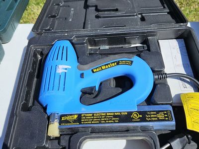 Arrow ET100M Electric Brad Nail Gun with Case
