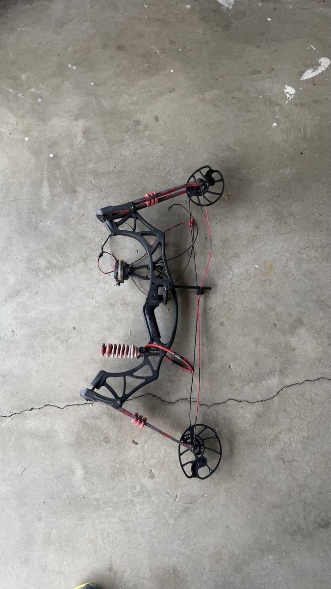 Hoyt Klash Compound Bow - Black/Red, Right-Handed, Excellent Condition Archery Set
