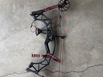 Hoyt Klash Compound Bow - Black/Red, Right-Handed, Excellent Condition Archery Set