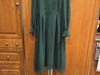 Women's forest green dress, size Medium. Never been worn, wrong size for me.