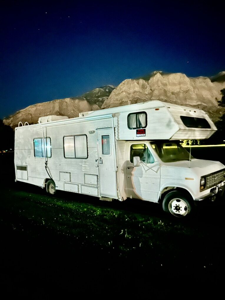 1984 Ford RV Econoline 450 Truck - the engine runs