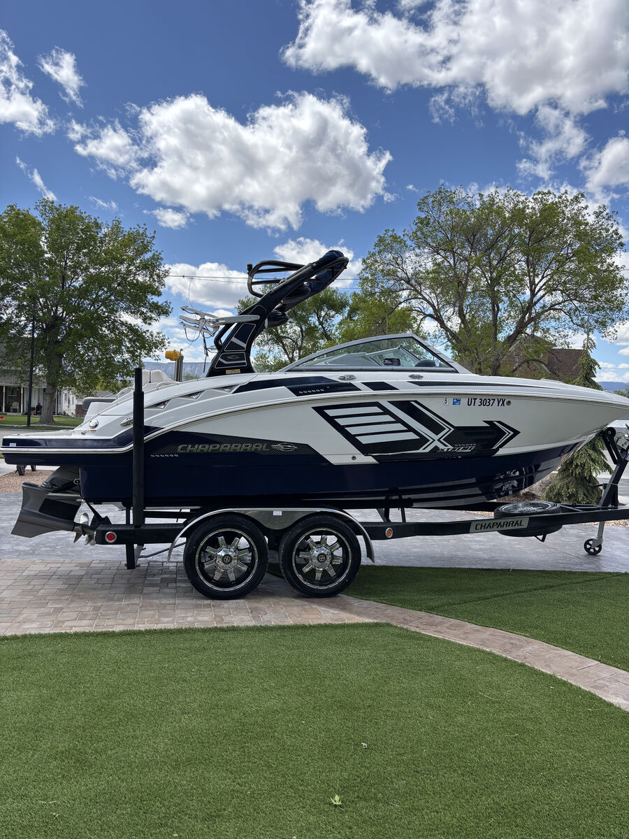2016 Chaparral wake boat