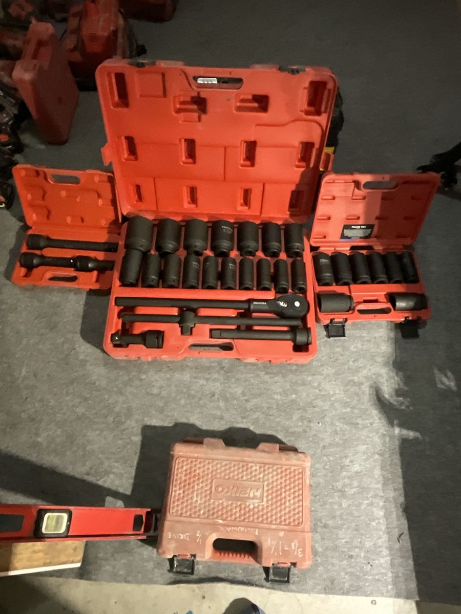 Socket sets with extensions and ratchet