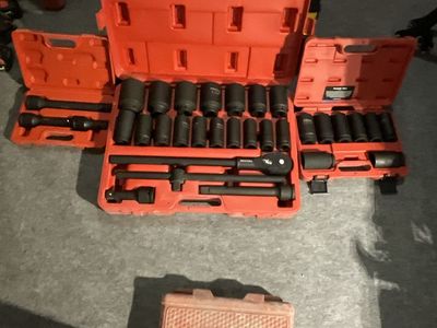 Socket sets with extensions and ratchet
