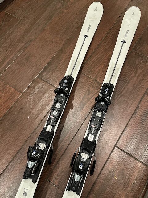 Atomic Cloud 12 white skis 168 length, with bindings!