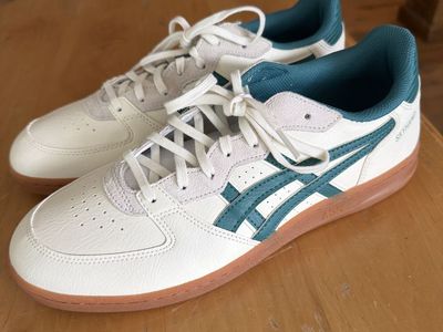 Asics men’s 9 1/2 skyhand evergreen shoes