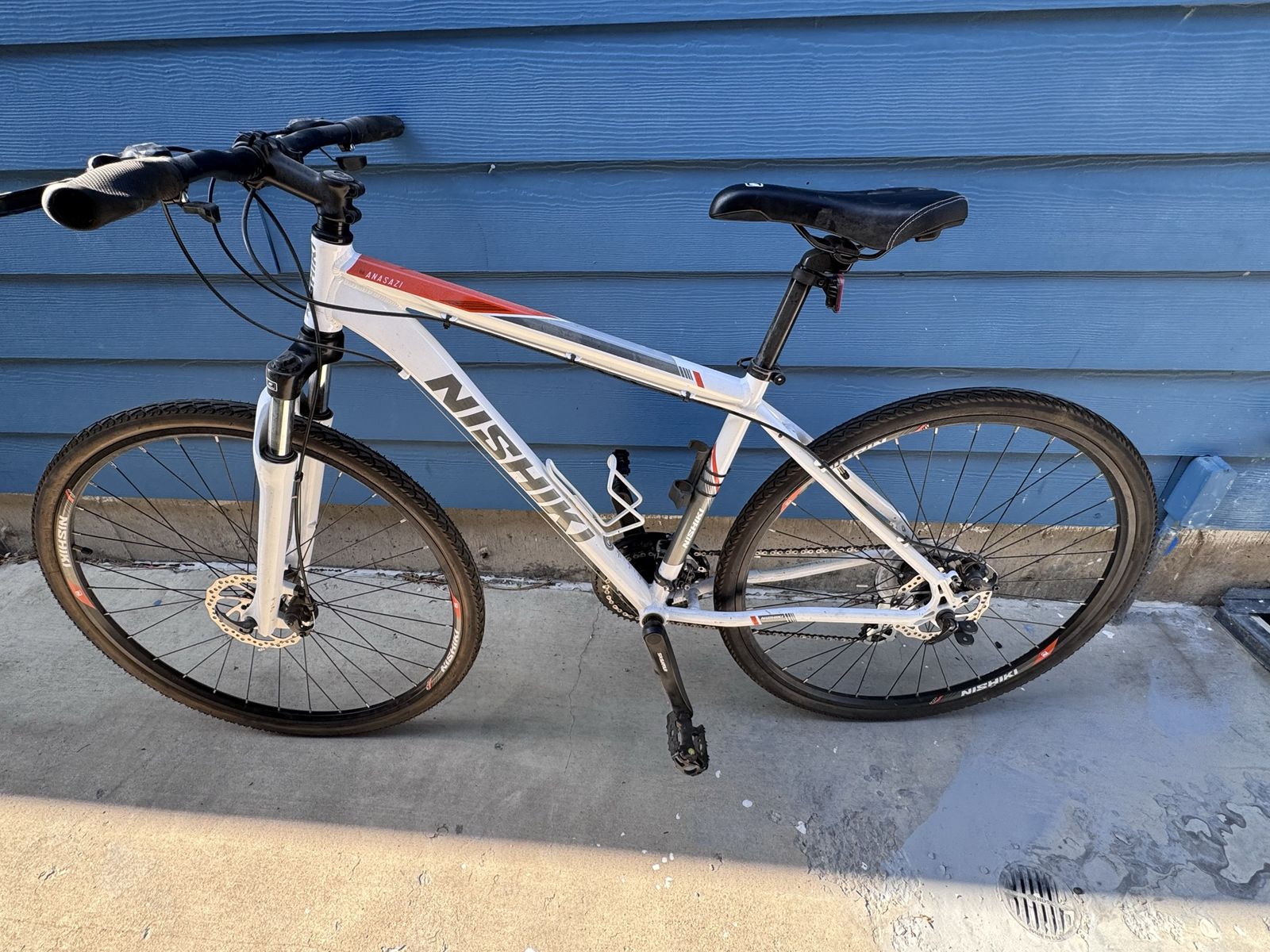 Nishiki hybrid  Bike - White/Orange, Disc Brakes, Water Bottle Holder