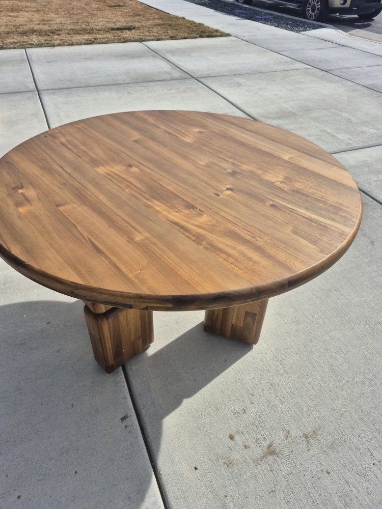 Nia Round Dining Table – Lioness