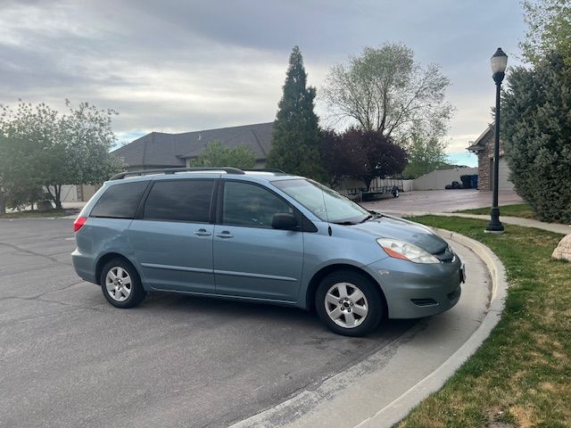 2006 TOYOTA SIENNA LE 8 Passenger