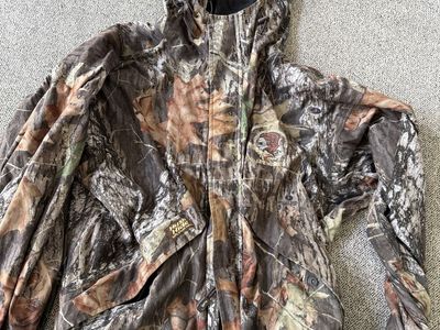 Lightweight men’s hunting camo jacket size large.