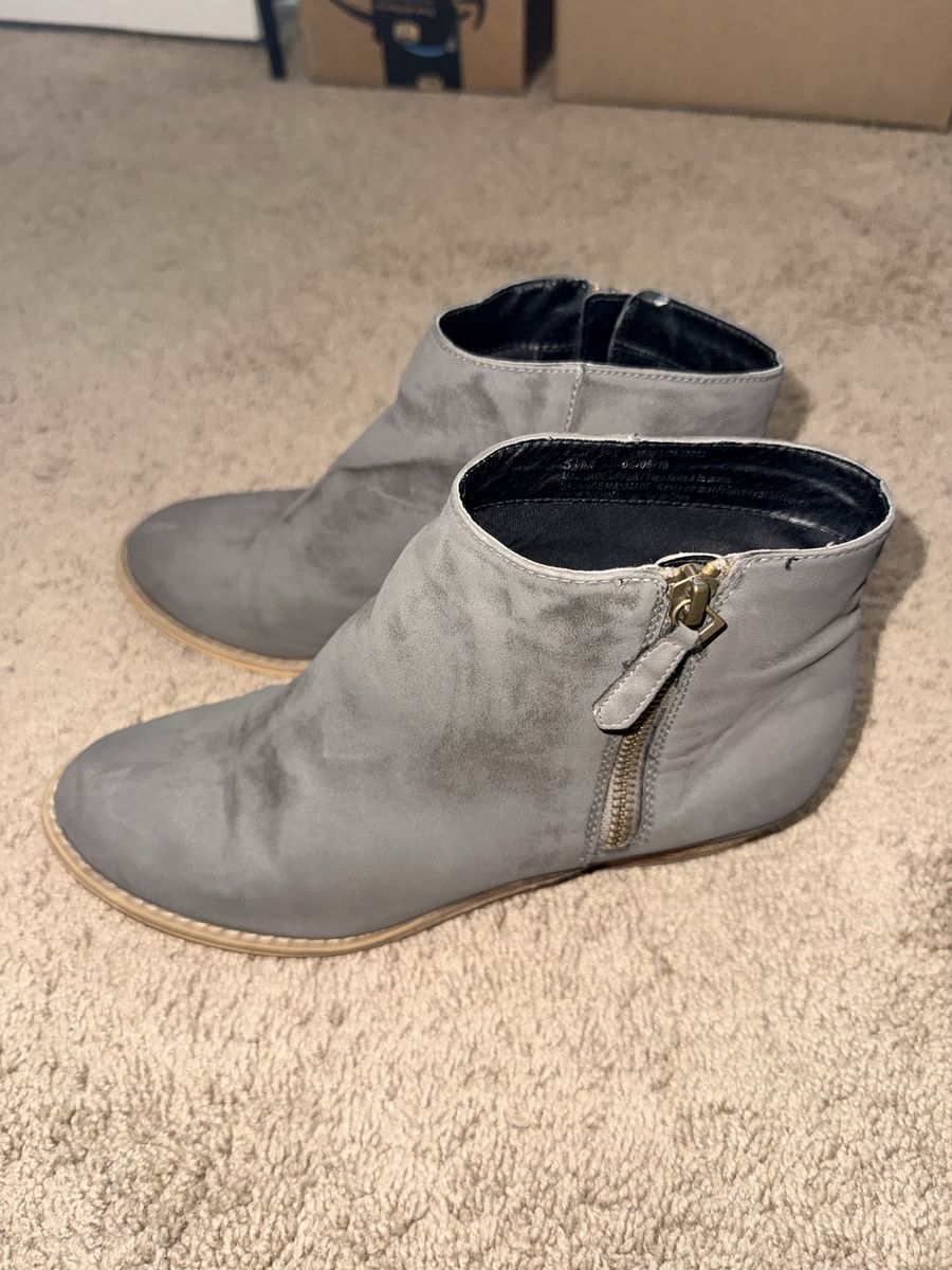 Women Size 5 1/2 Gray Suede Ankle Boots with Side Zipper Low Heel 