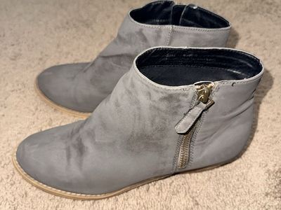 Women Size 5 1/2 Gray Suede Ankle Boots with Side Zipper Low Heel