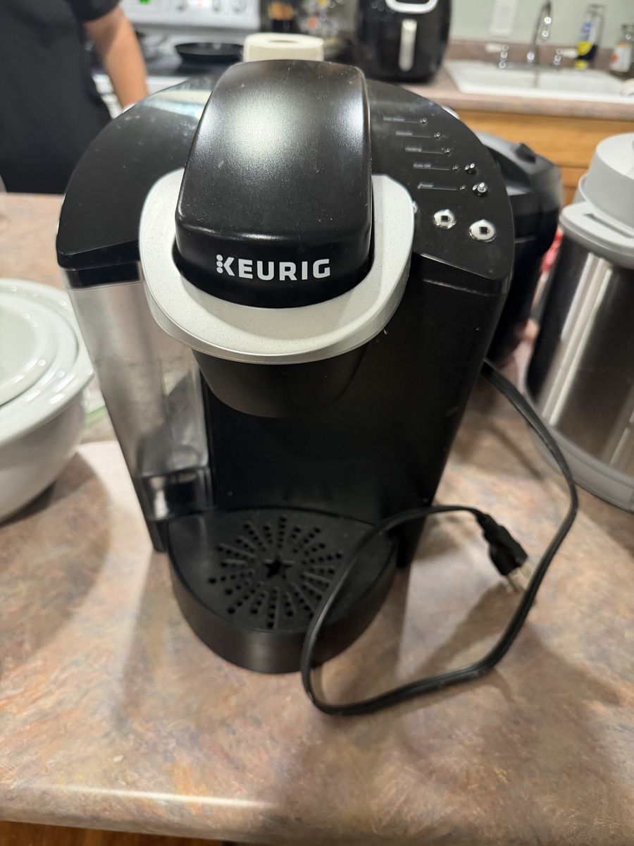 Keurig Single Serve K-Cup Coffee Maker Black with Rotating Pod Carousel & K-Cups