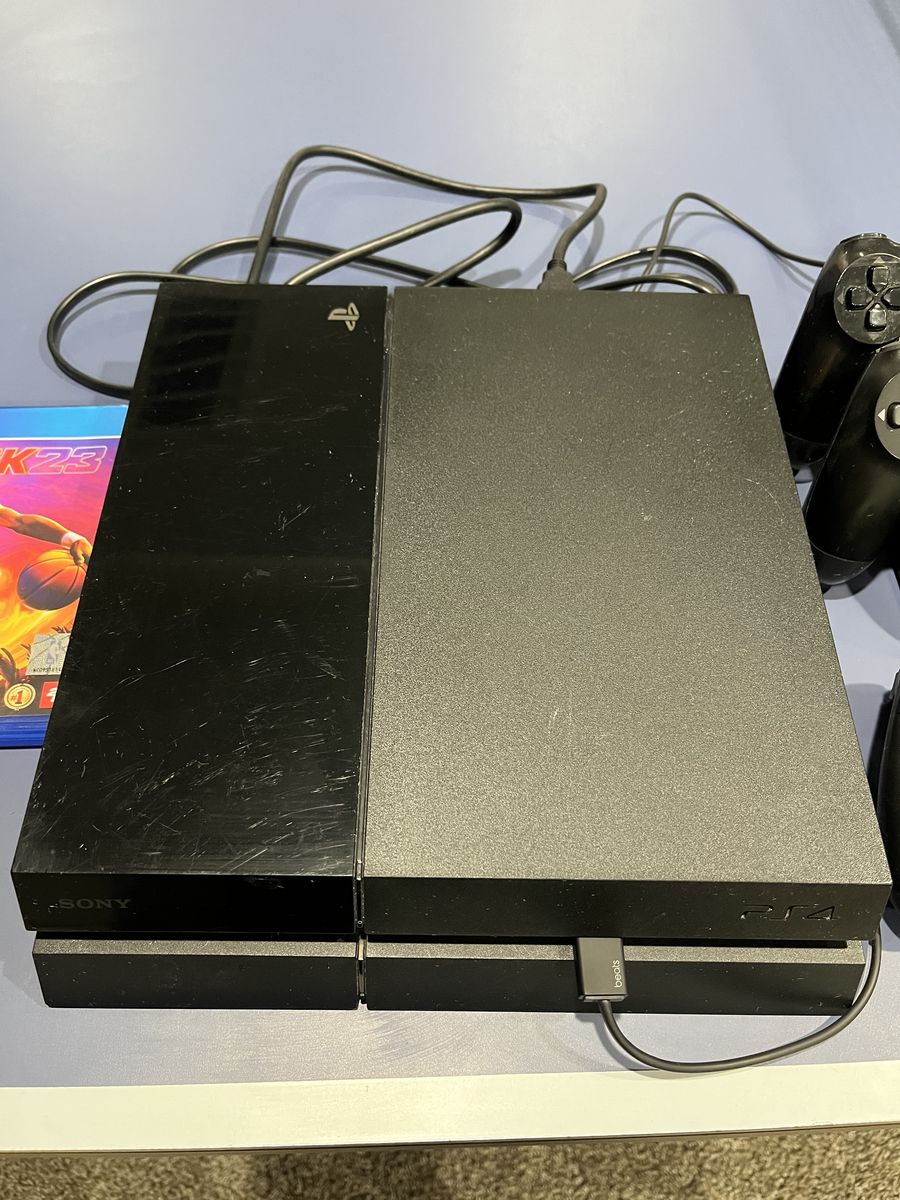 PS4 3 Controllers And Games