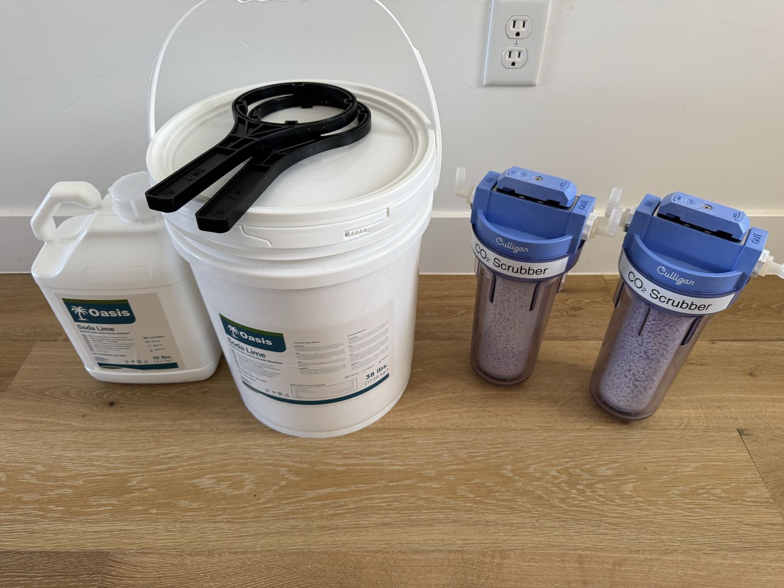2x CO2 Scrubbers and 40 lbs. of Color-Changing Soda Lime Media
