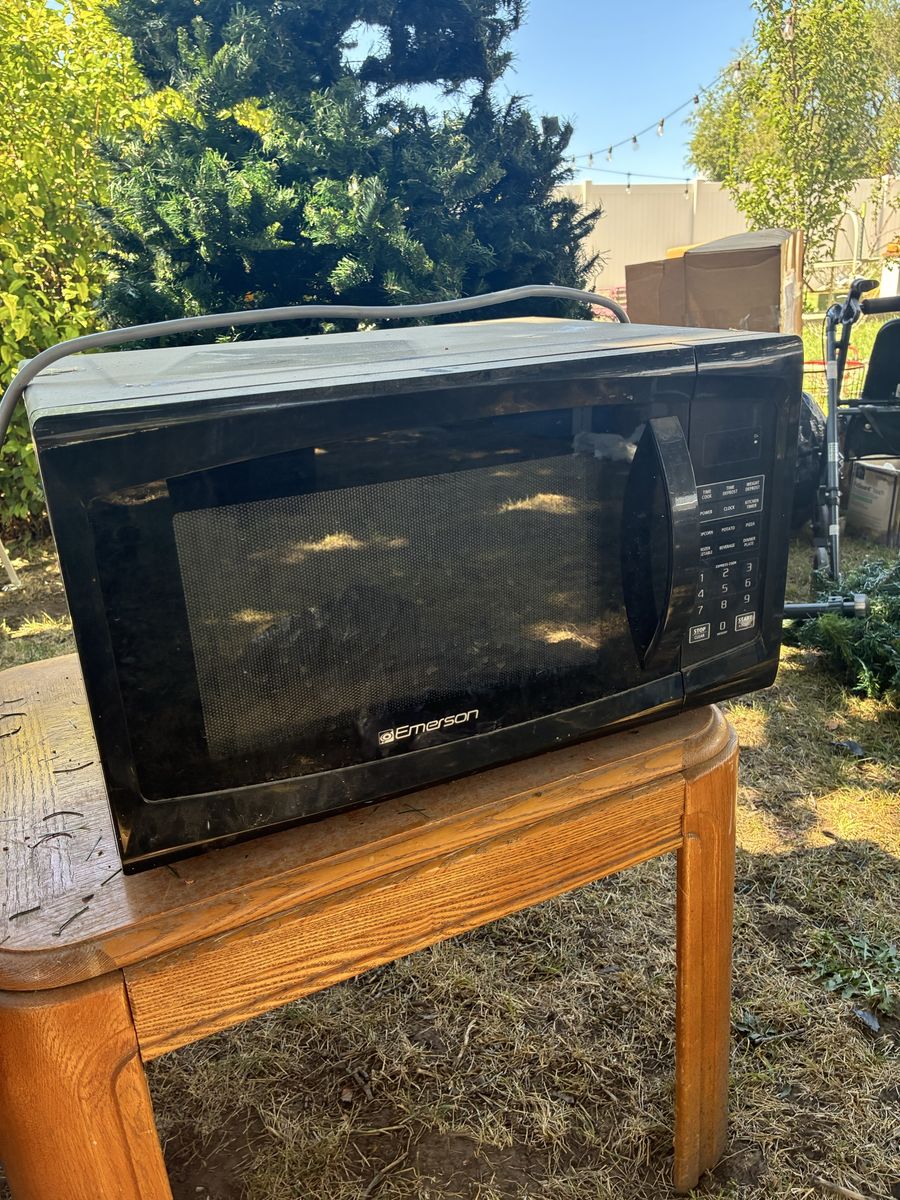 Emerson Black Countertop Microwave