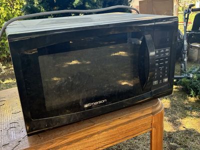 Emerson Black Countertop Microwave