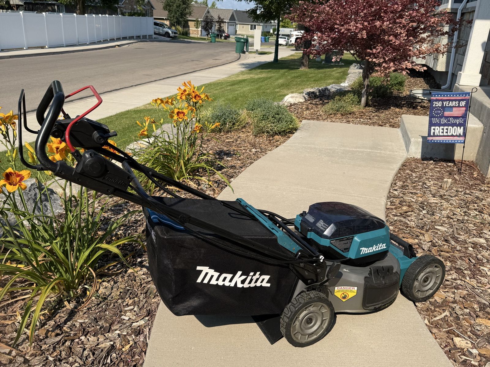Makita Cordless Electric Lawn Mower w/ 2 Batteries & Rapid Charger – Great Condition