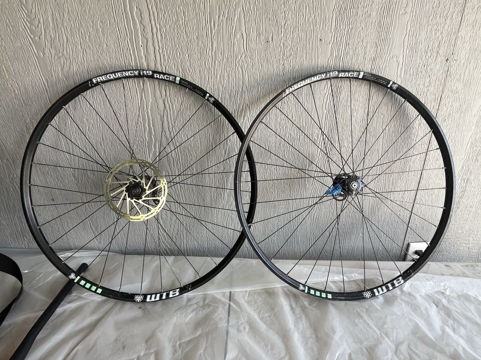 WTB Frequency i19 Race Wheelset with rear Shimano FH-M525A Hub, front Lefty hub and Disc Brake Rotor