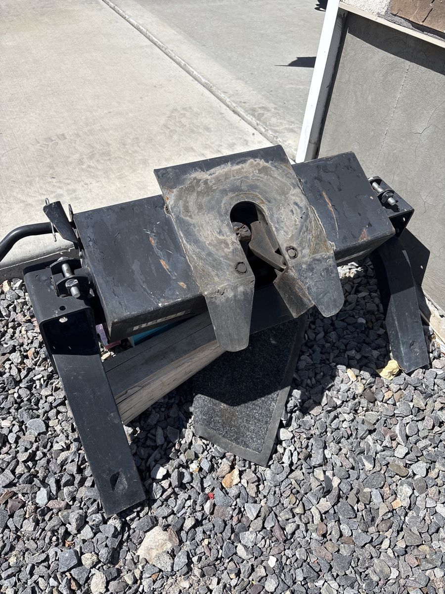 Reese Fifth Wheel Hitch for Towing Heavy Loads