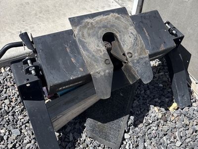 Reese Fifth Wheel Hitch for Towing Heavy Loads