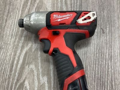 MILWAUKEE M12 IMPACT 2462-20 WITH BATTERY
