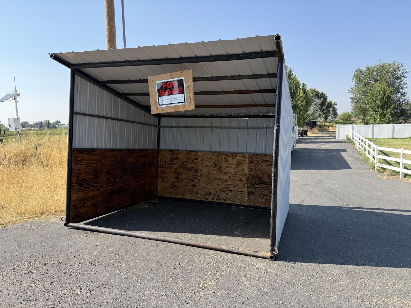 Loafing shed