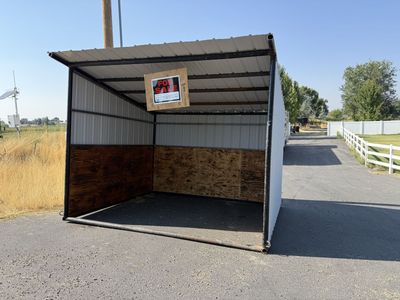 Loafing shed