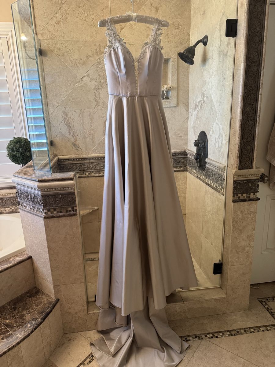 Beautiful taupe wedding dress, fits like a 4-7 Sz.