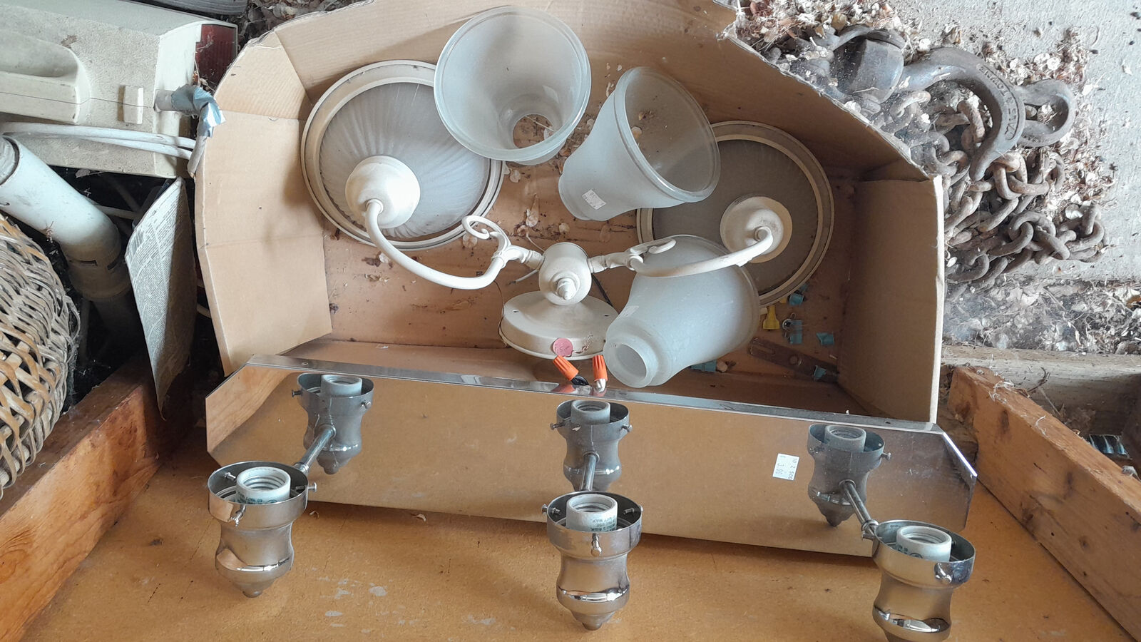 2 different light fixtures $5 each light fixture