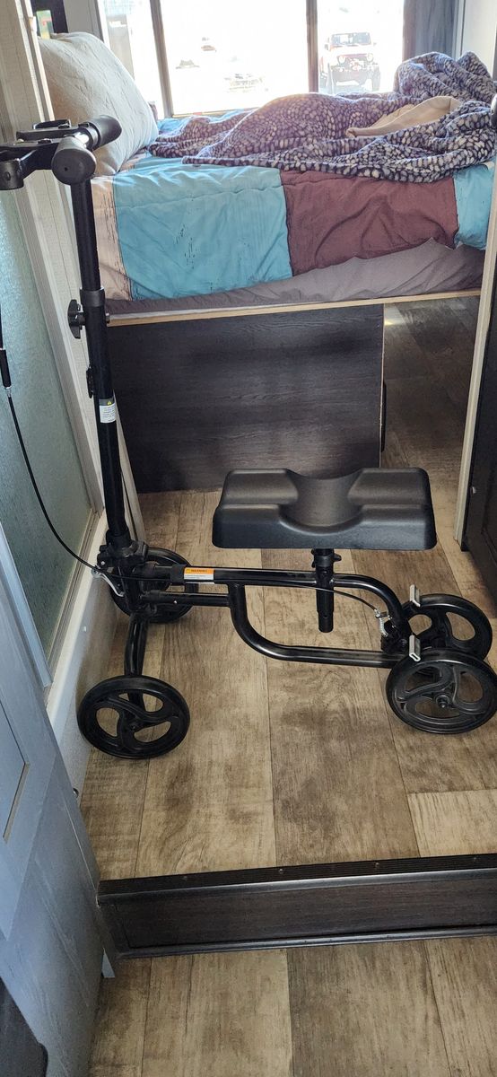 Knee scooter 