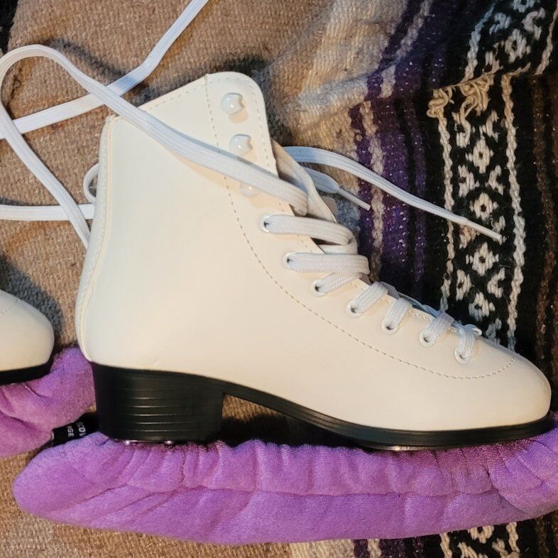 Girls Ice Skates w/ bag  Size 5  *Never Used*