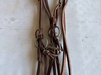 Snaffle bit with headstall and 5/8 reins