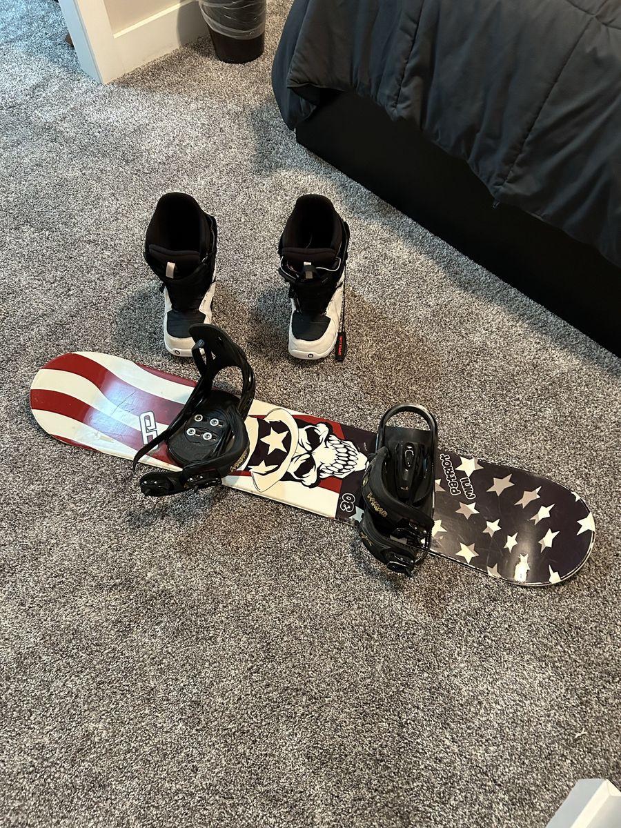 Forum Youngblood Snowboard with Bindings & Boots - Kids board