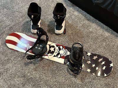 Forum Youngblood Snowboard with Bindings & Boots - Kids board