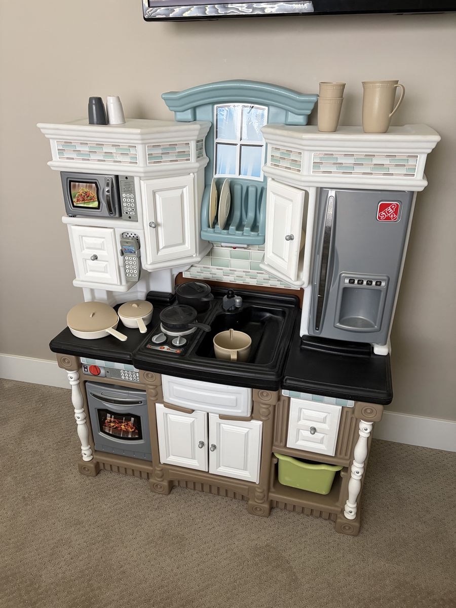 Step 2 Toy kitchen