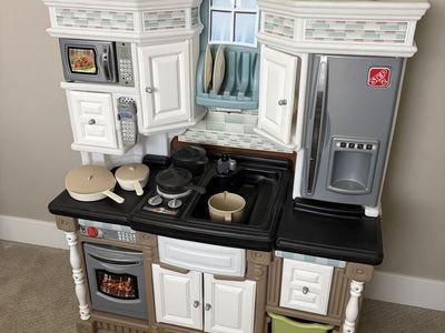 Step 2 Toy kitchen