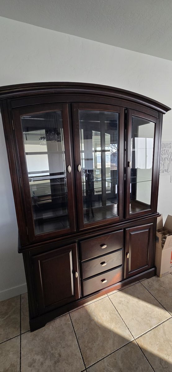 Rich, deep brown / espresso finish Hutch