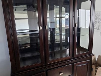 Rich, deep brown / espresso finish Hutch