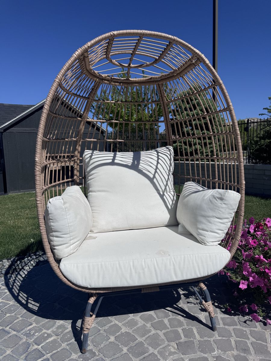 Indoor/Outdoor Wicker Egg Chair with white Cushions