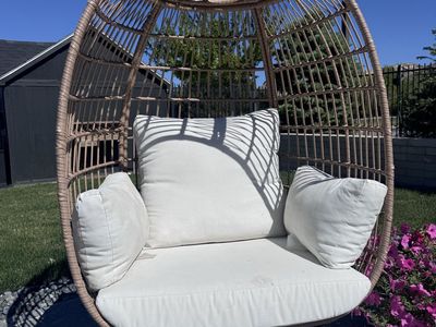 Indoor/Outdoor Wicker Egg Chair with white Cushions