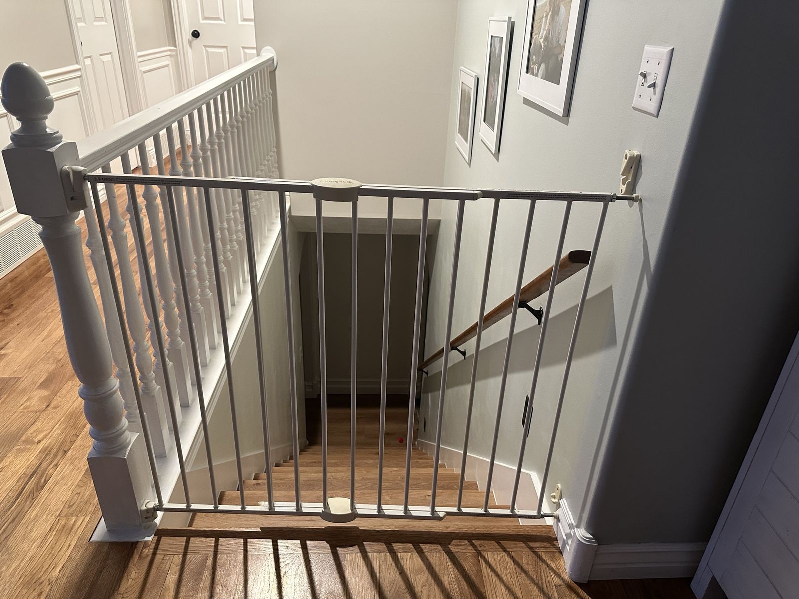 Munchkin MK0006-001 REV2 Metal Safety Gate, White, Adjustable Width, Stair/Doorway Mount