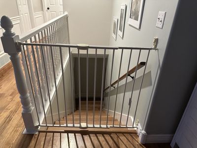 Munchkin MK0006-001 REV2 Metal Safety Gate, White, Adjustable Width, Stair/Doorway Mount