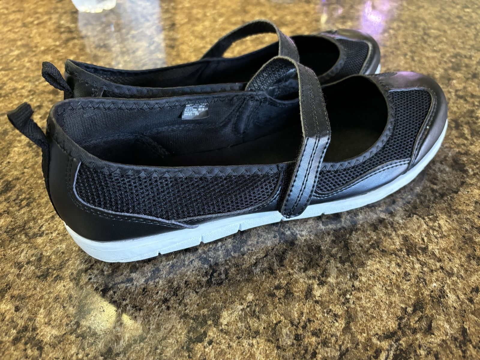 Women’s shoes size 11